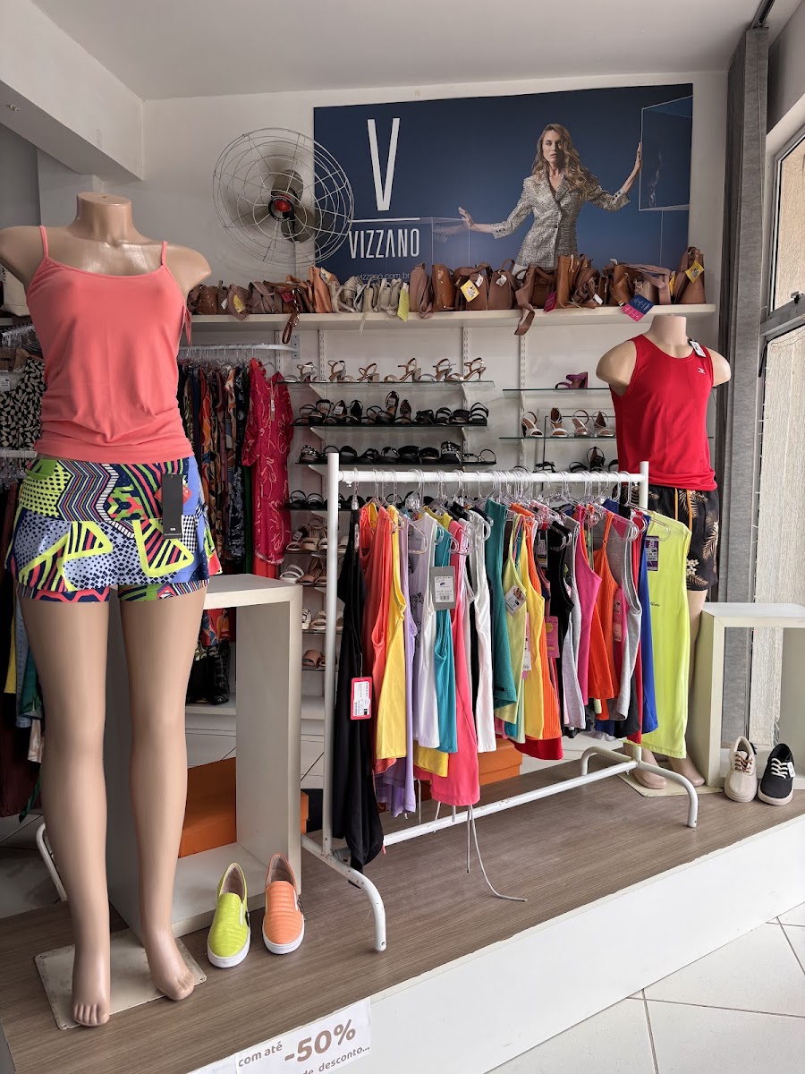 Interior real da Leda Calçados, com roupas e calçados em exposição